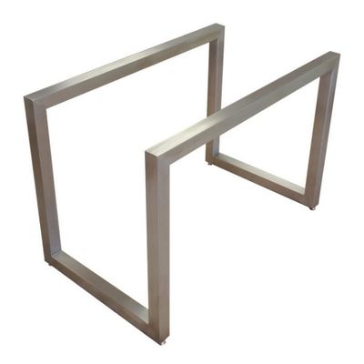 Des bases de table sur mesure en tubes en acier inoxydable en finition brossée pour les tables