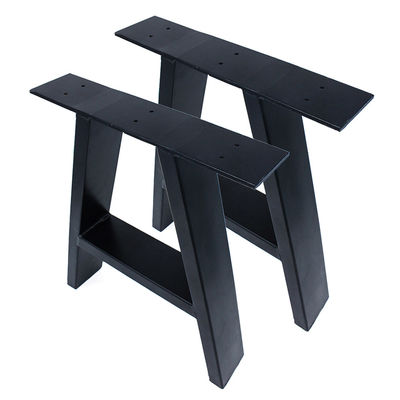 En métal moulé, en fer forgé en noir, en forme de X. Banquette en fer forgé