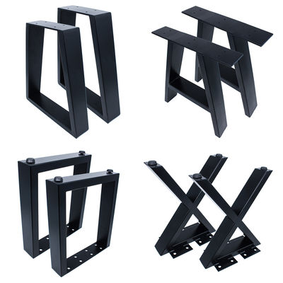 En métal moulé, en fer forgé en noir, en forme de X. Banquette en fer forgé
