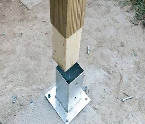 Deuxième opération: supports métalliques sur mesure, ancrage de pôle pour poteaux en bois