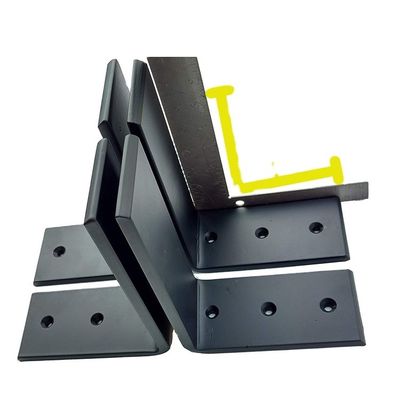 Montage de l'étagère de l'armoire à support triangulaire en forme de L