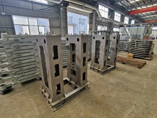 Travaux de pliage de tôles d'acier inoxydable sur mesure pour la fabrication de supports poli