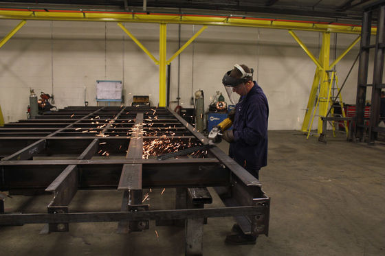 - Fabrication sur mesure de pièces d'emboutissage et de soudage en acier et en aluminium avec une tolérance de ± 1%