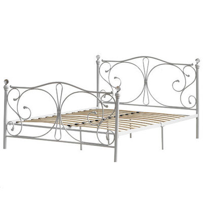 Les cadres de lit et les supports de charnière en métal enduits de zinc sont prêts à être inspectés en interne ou par un tiers.
