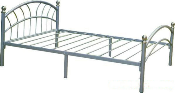 Les cadres de lit et les supports de charnière en métal enduits de zinc sont prêts à être inspectés en interne ou par un tiers.
