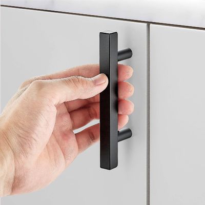 Des poignées de porte en métal sur mesure pour les portes de cabinet